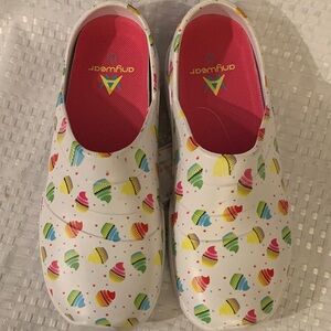 Women’s white with cupcake pattern Anywear Journey nursing clogs, size 7, new.